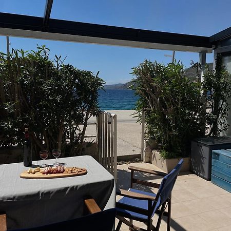 Sea La Vie - Beachfront Retreat Лоутраки Экстерьер фото