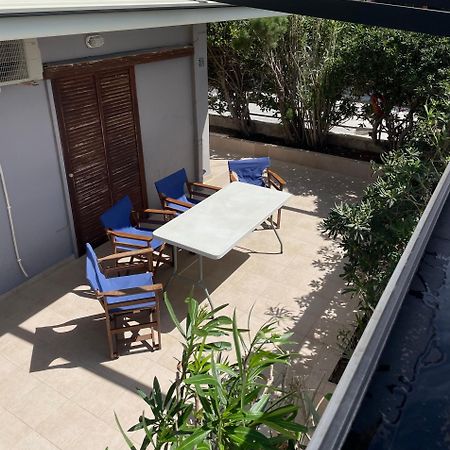 Sea La Vie - Beachfront Retreat Лоутраки Экстерьер фото