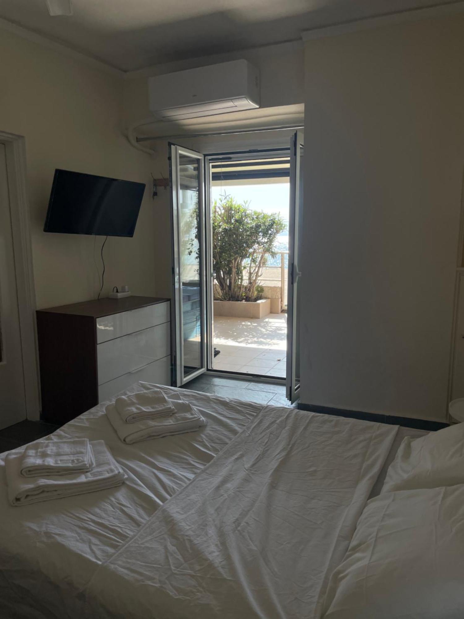 Sea La Vie - Beachfront Retreat Лоутраки Экстерьер фото