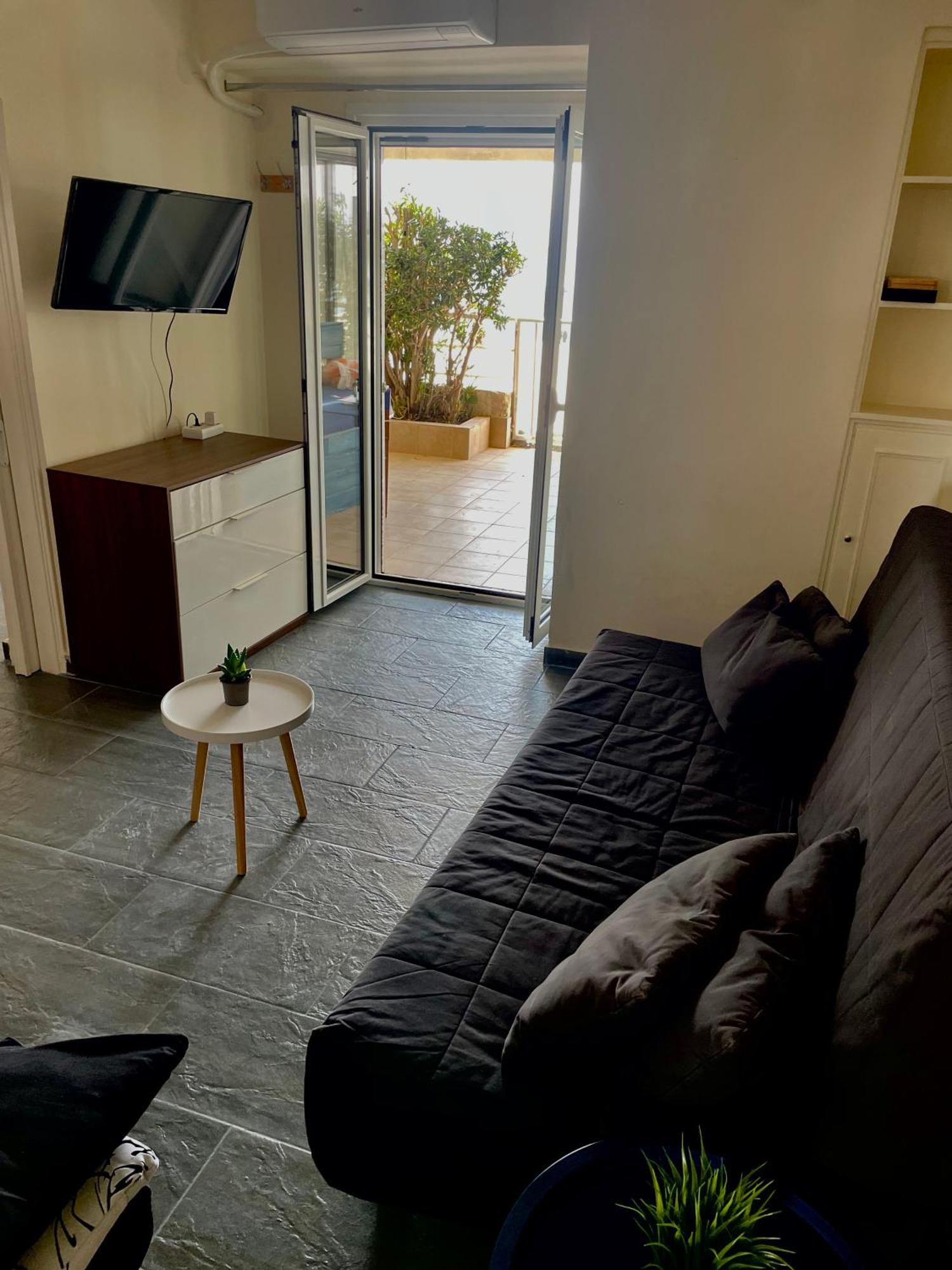 Sea La Vie - Beachfront Retreat Лоутраки Экстерьер фото