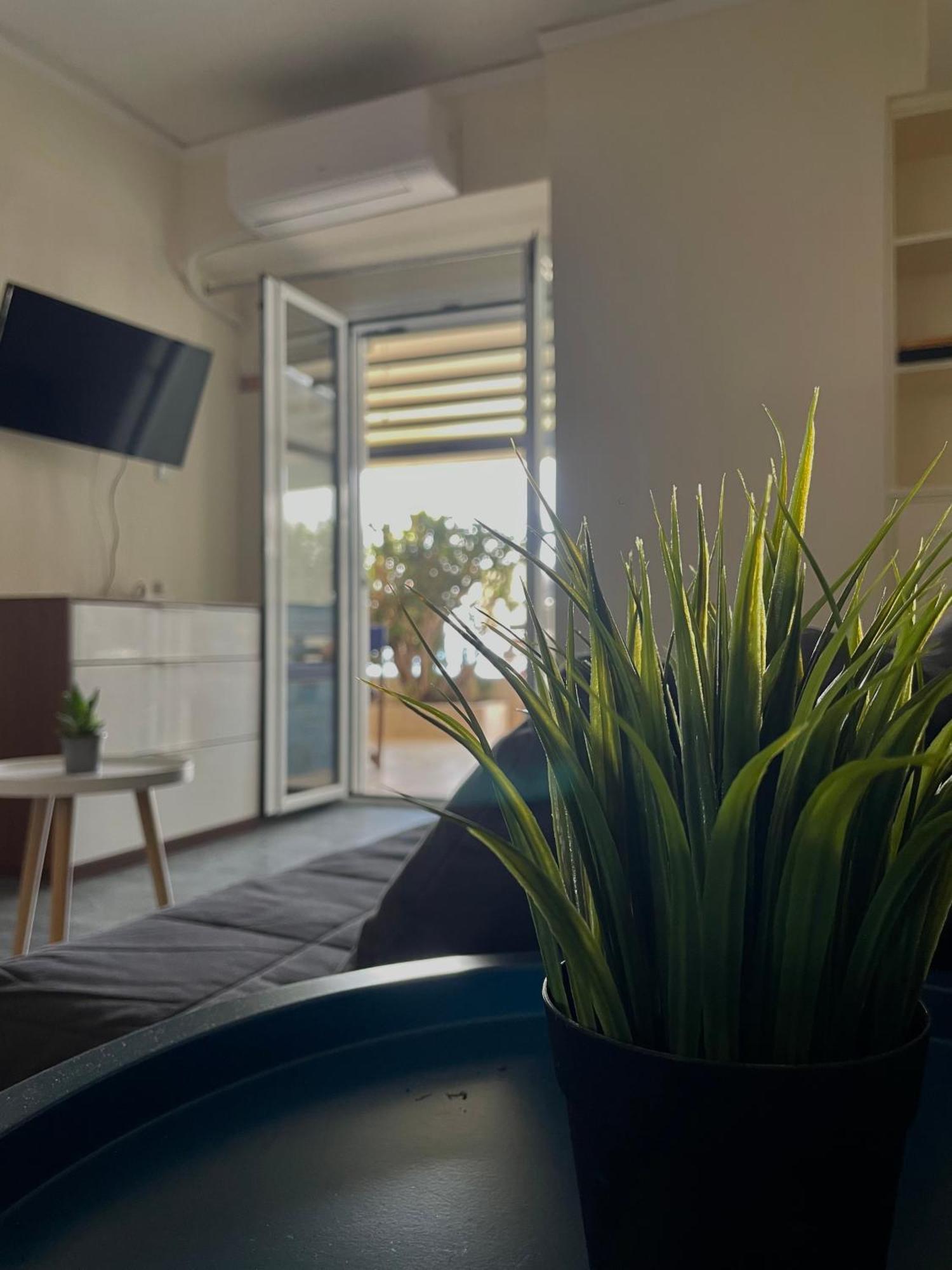 Sea La Vie - Beachfront Retreat Лоутраки Экстерьер фото
