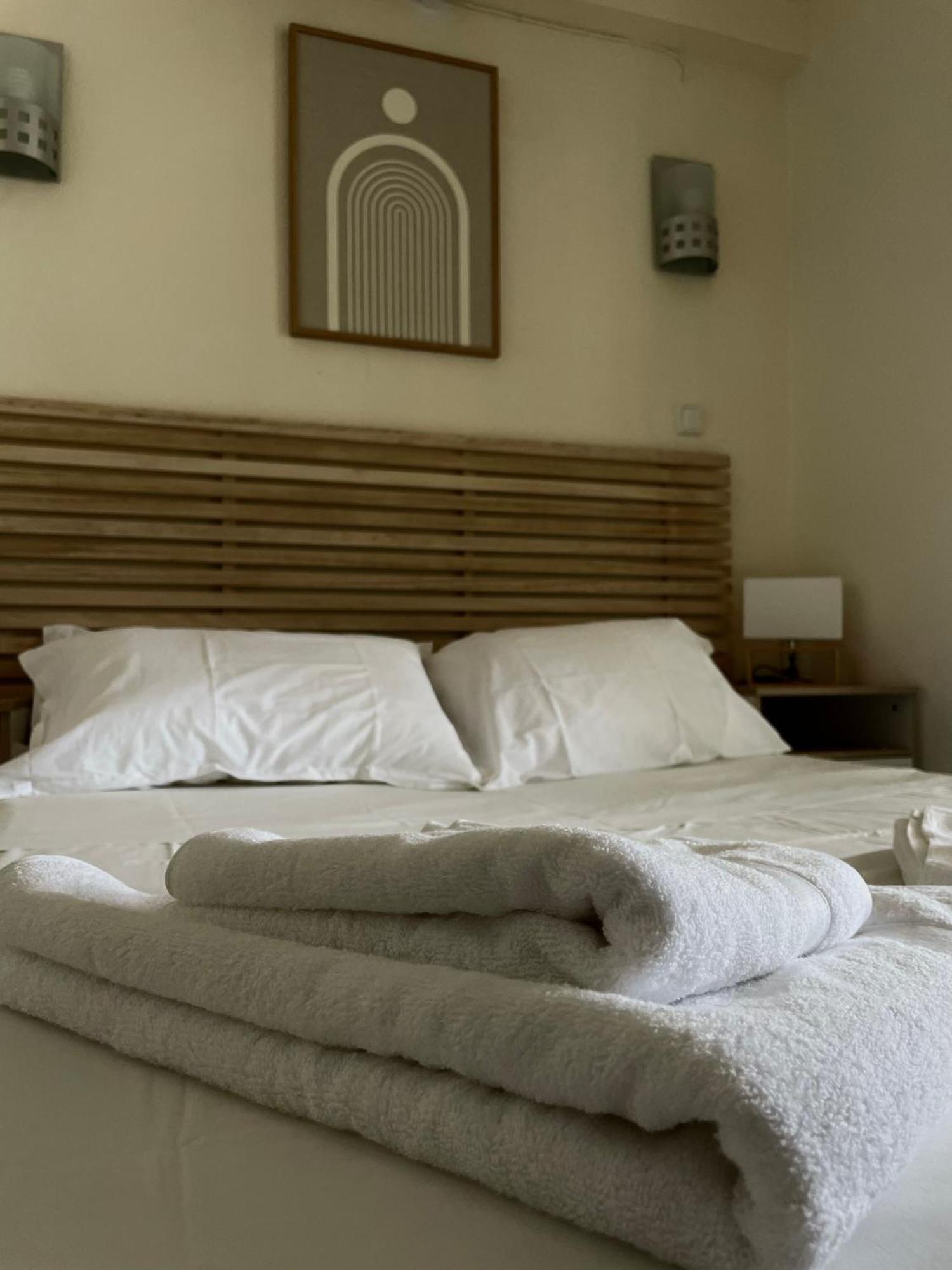 Sea La Vie - Beachfront Retreat Лоутраки Экстерьер фото