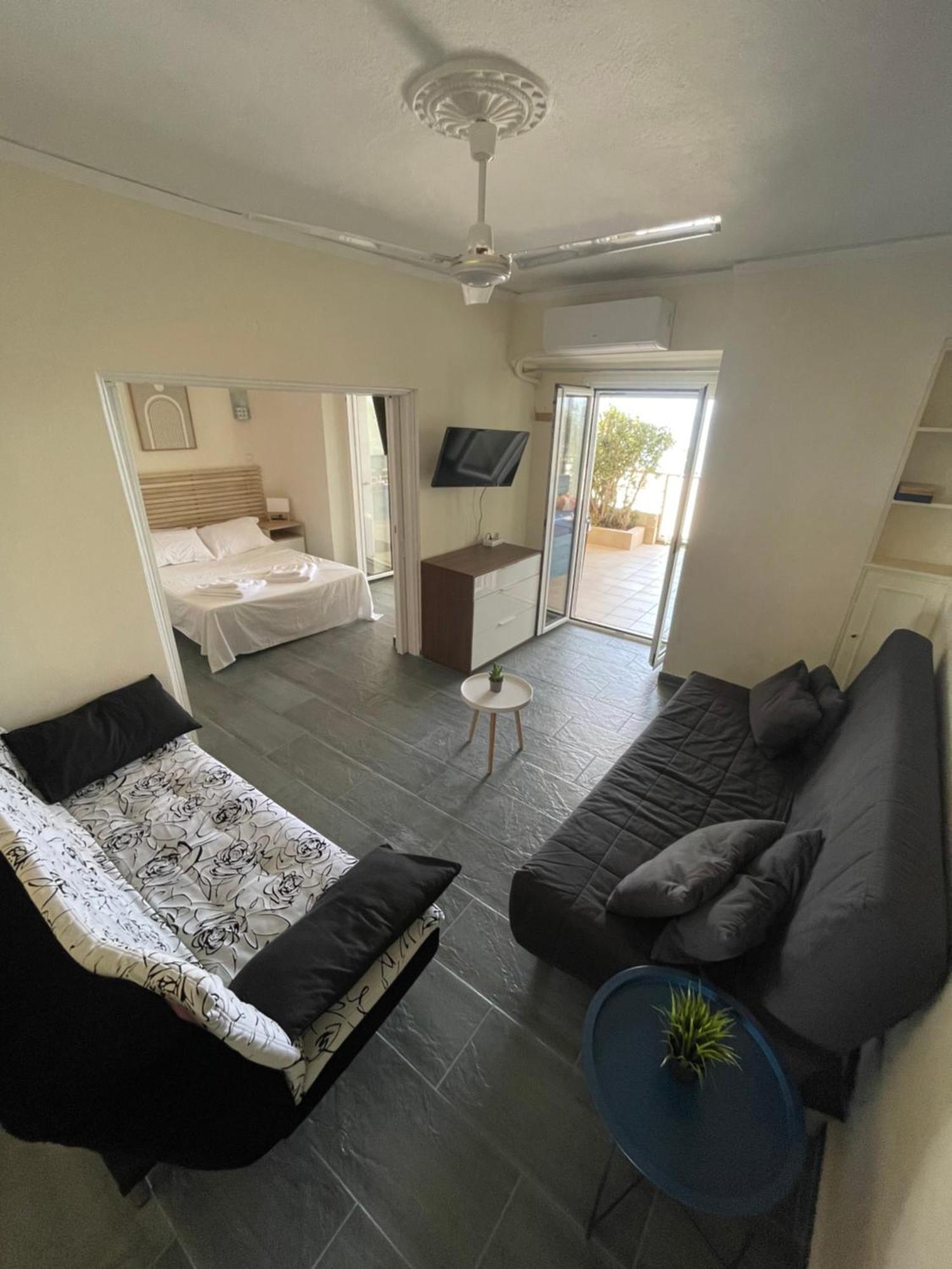 Sea La Vie - Beachfront Retreat Лоутраки Экстерьер фото