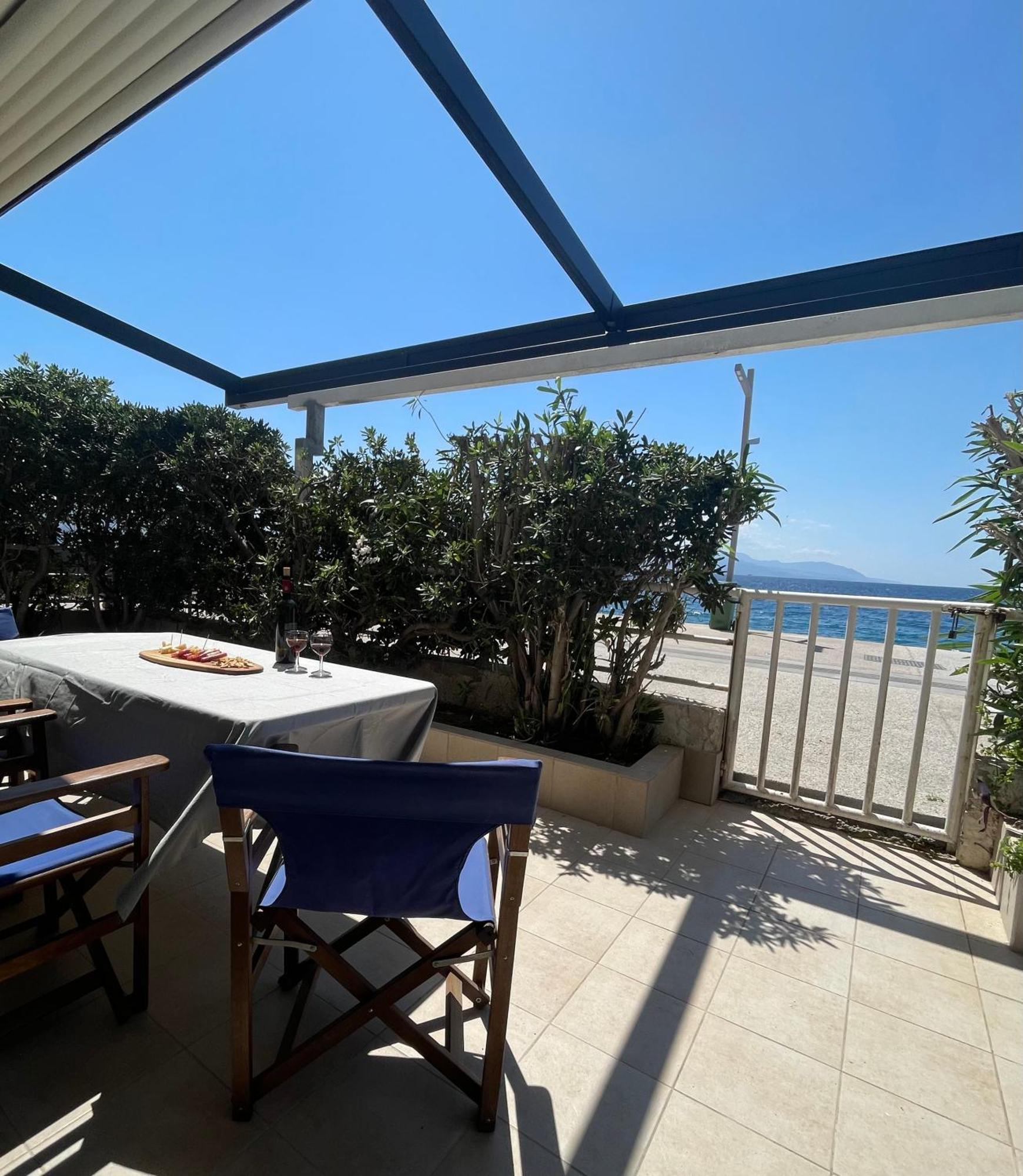 Sea La Vie - Beachfront Retreat Лоутраки Экстерьер фото