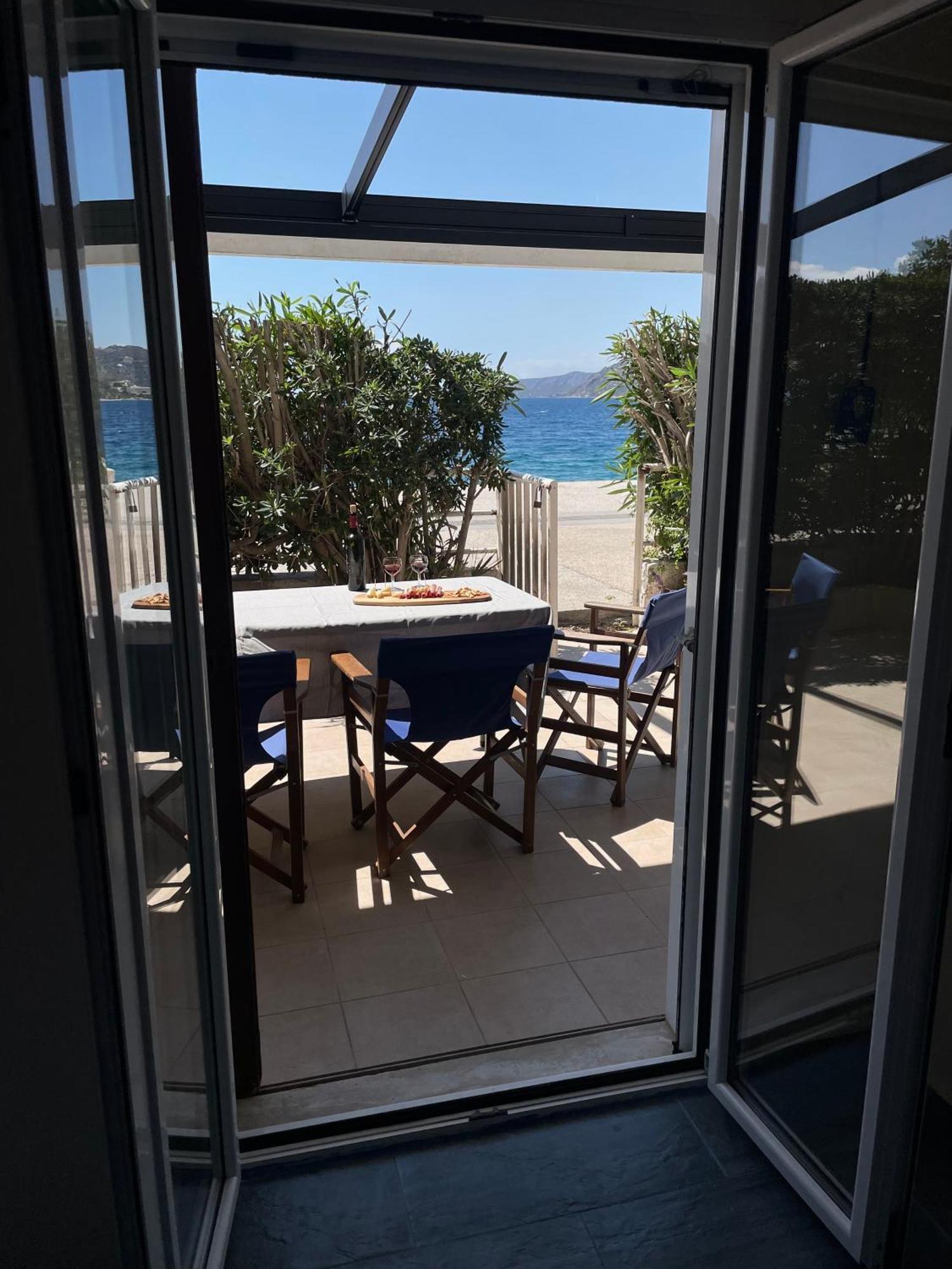 Sea La Vie - Beachfront Retreat Лоутраки Экстерьер фото