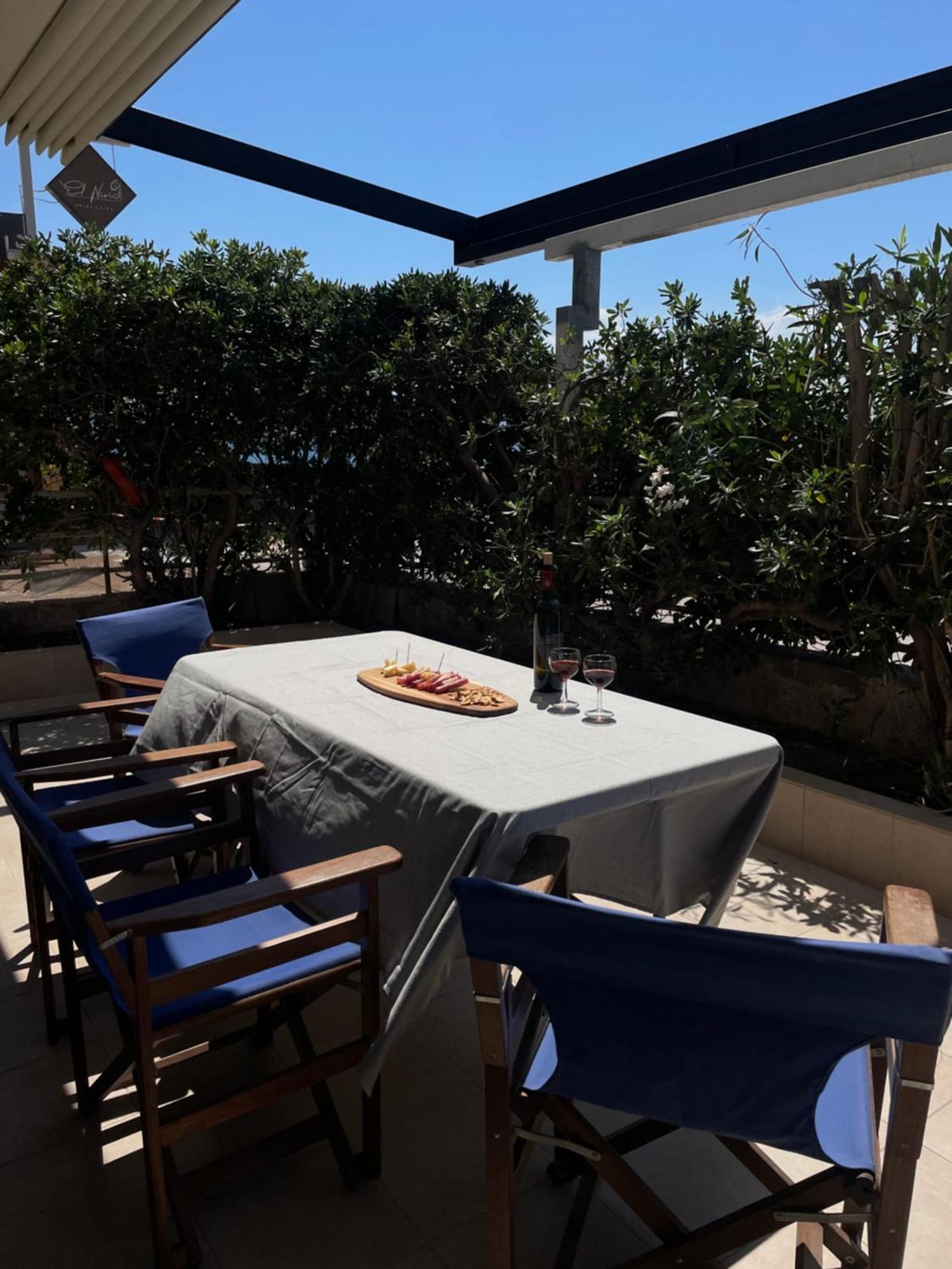 Sea La Vie - Beachfront Retreat Лоутраки Экстерьер фото