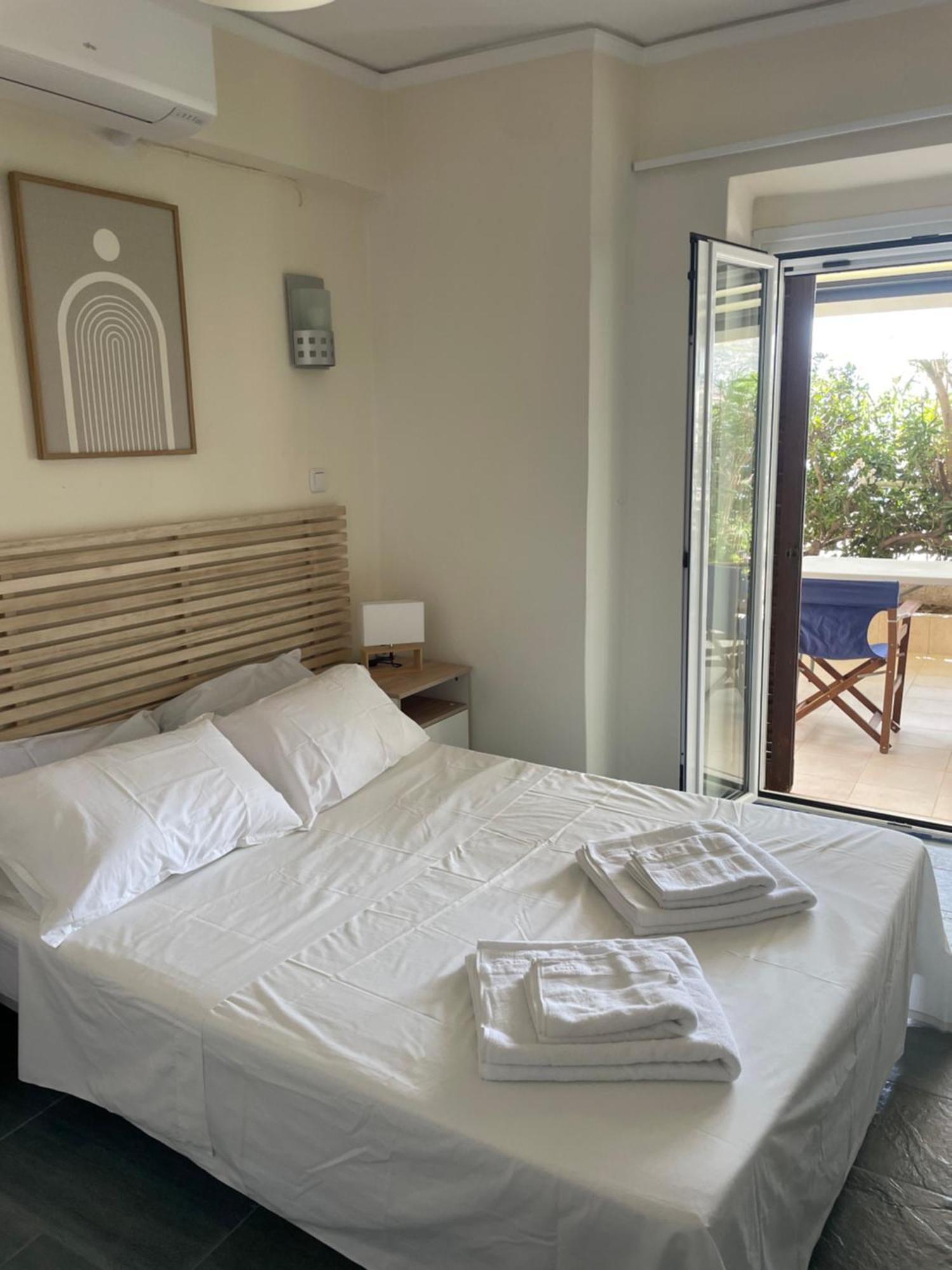 Sea La Vie - Beachfront Retreat Лоутраки Экстерьер фото
