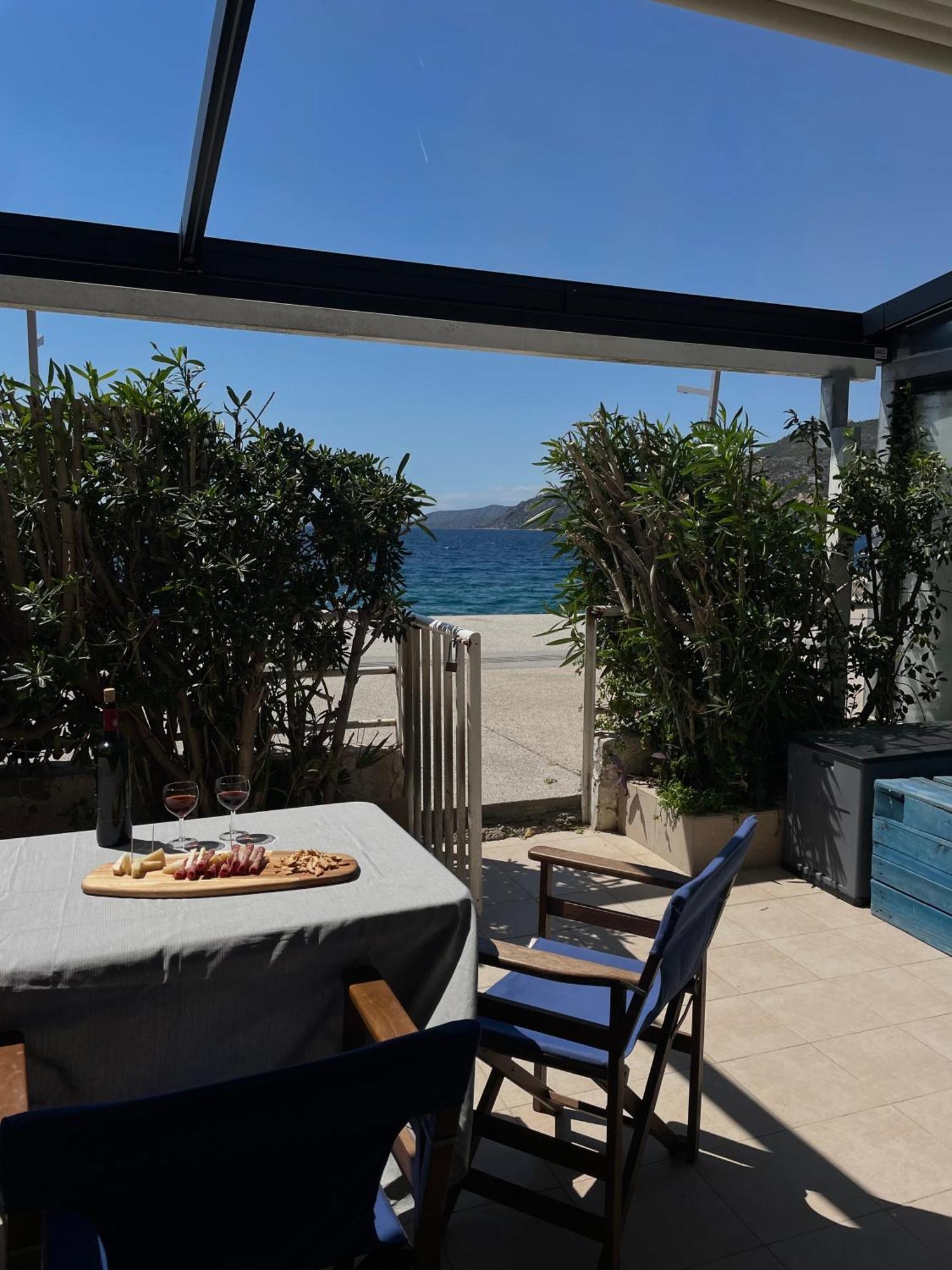 Sea La Vie - Beachfront Retreat Лоутраки Экстерьер фото