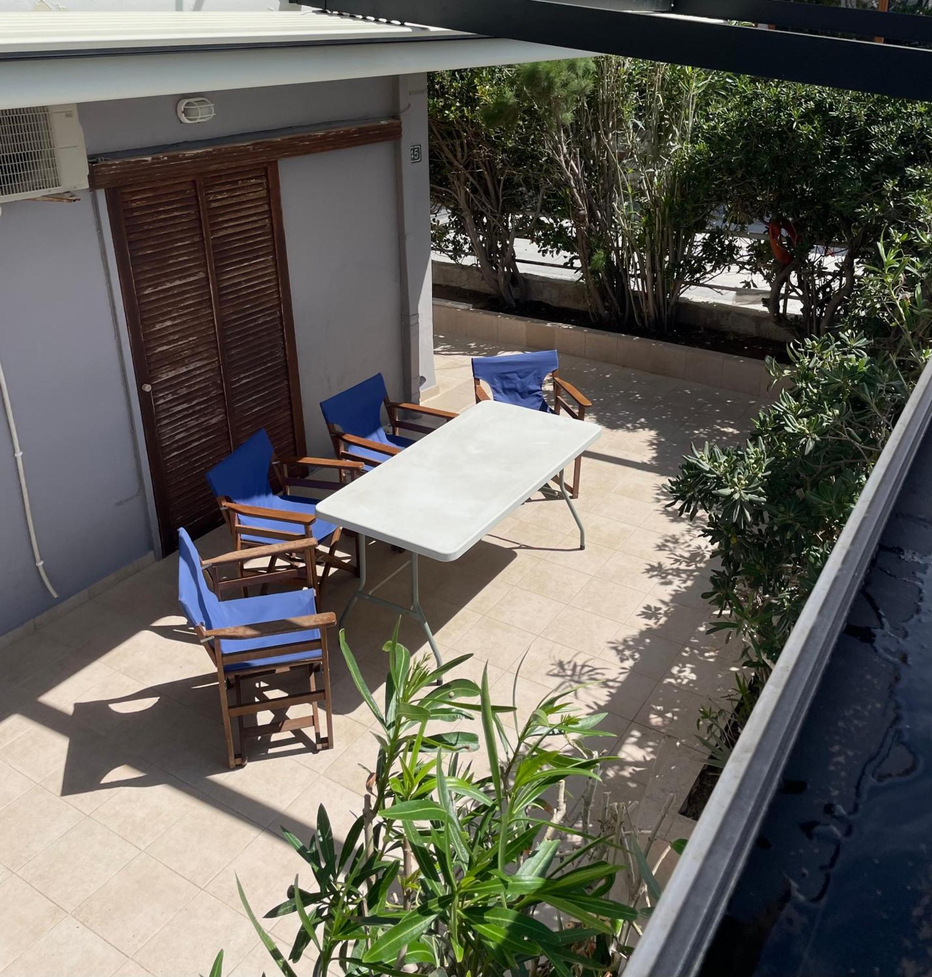 Sea La Vie - Beachfront Retreat Лоутраки Экстерьер фото
